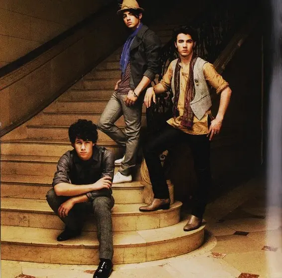 Jonas Brothers - A Little Bit Longer-6
