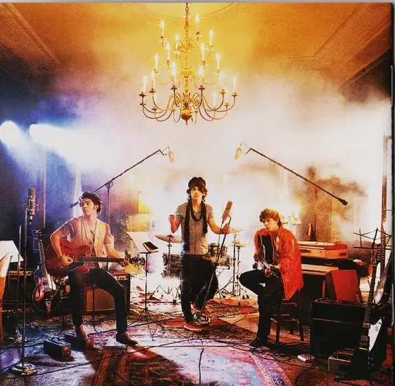 Jonas Brothers - A Little Bit Longer-1