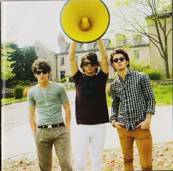Jonas Brothers - A Little Bit Longer-8