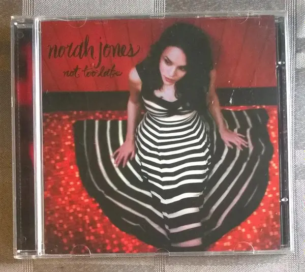 Norah Jones - Not Too Late-3