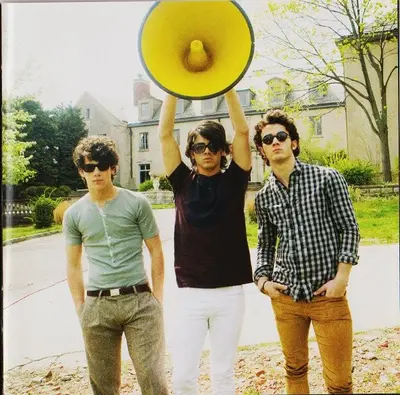 Jonas Brothers - A Little Bit Longer-8