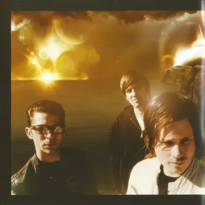 Angels & Airwaves - We Don't Need To Whisper-6